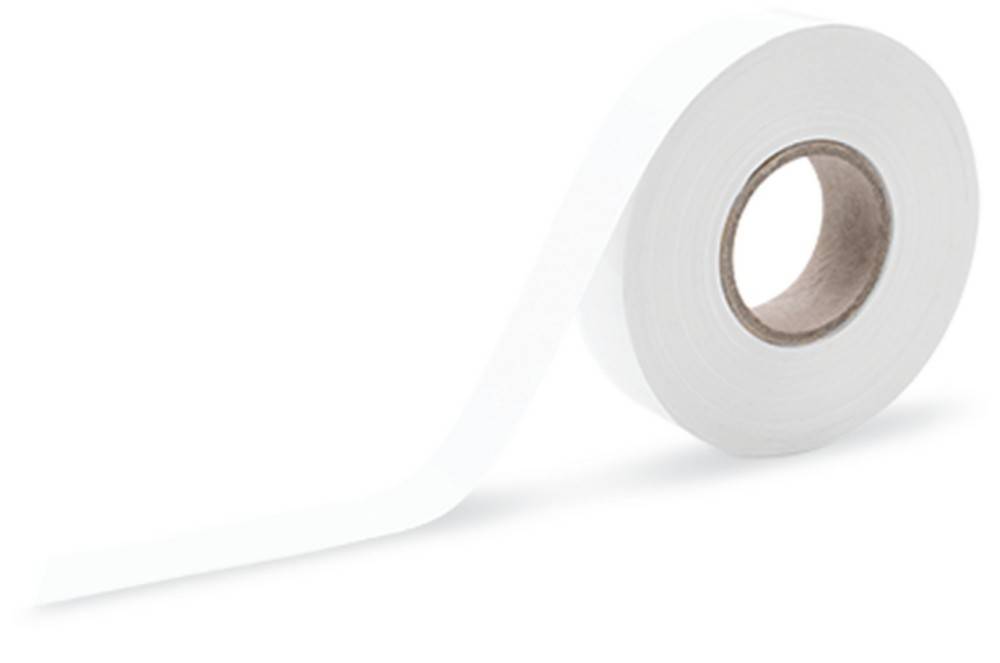 Eine Rolle weißes Klebeband, teilweise abgerollt auf weißem Hintergrund.