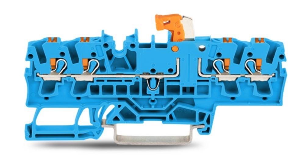 Ein blauer Kunststoff-Reihenklemmenblock, der in der Elektrotechnik verwendet wird, mit mehreren Anschlusspunkten und einer Metallbasis zur Befestigung.