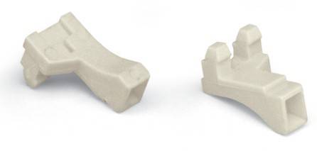 Ein Nahaufnahmebild von zwei knochenähnlichen Strukturen vor einem schlichten weißen Hintergrund, möglicherweise Teile eines Modells oder einer anatomischen Darstellung.
