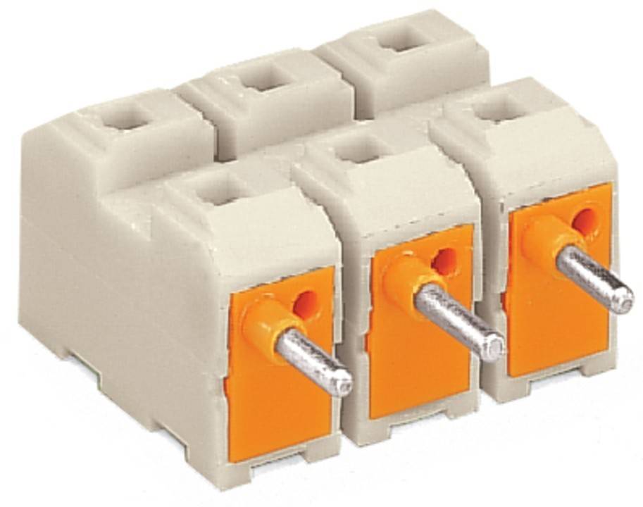 Ein beiger Klemmenblock mit drei orangefarbenen Hebelverbindern, die jeweils einen silbernen Metallstift offenbaren, verwendet für elektrische Verdrahtungszwecke.