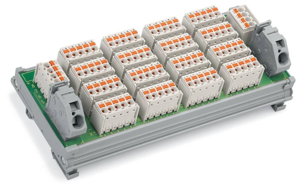 Klemmleiste auf einer Hutschiene mit mehreren orangefarbenen Hebeln zur Drahtverbindung, verwendet zur Organisation und Sicherung elektrischer Verkabelung.