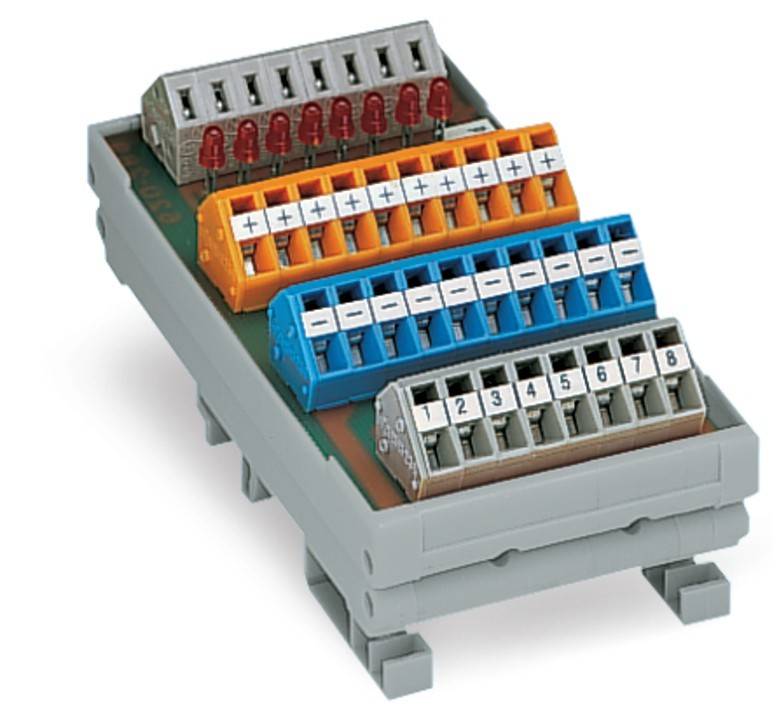 Ein mehrfarbiger Klemmenblock mit nummerierten Abschnitten für elektrische Verkabelung, ausgestattet mit roten, blauen und orangen Anschlüssen auf einer grauen Grundfläche.