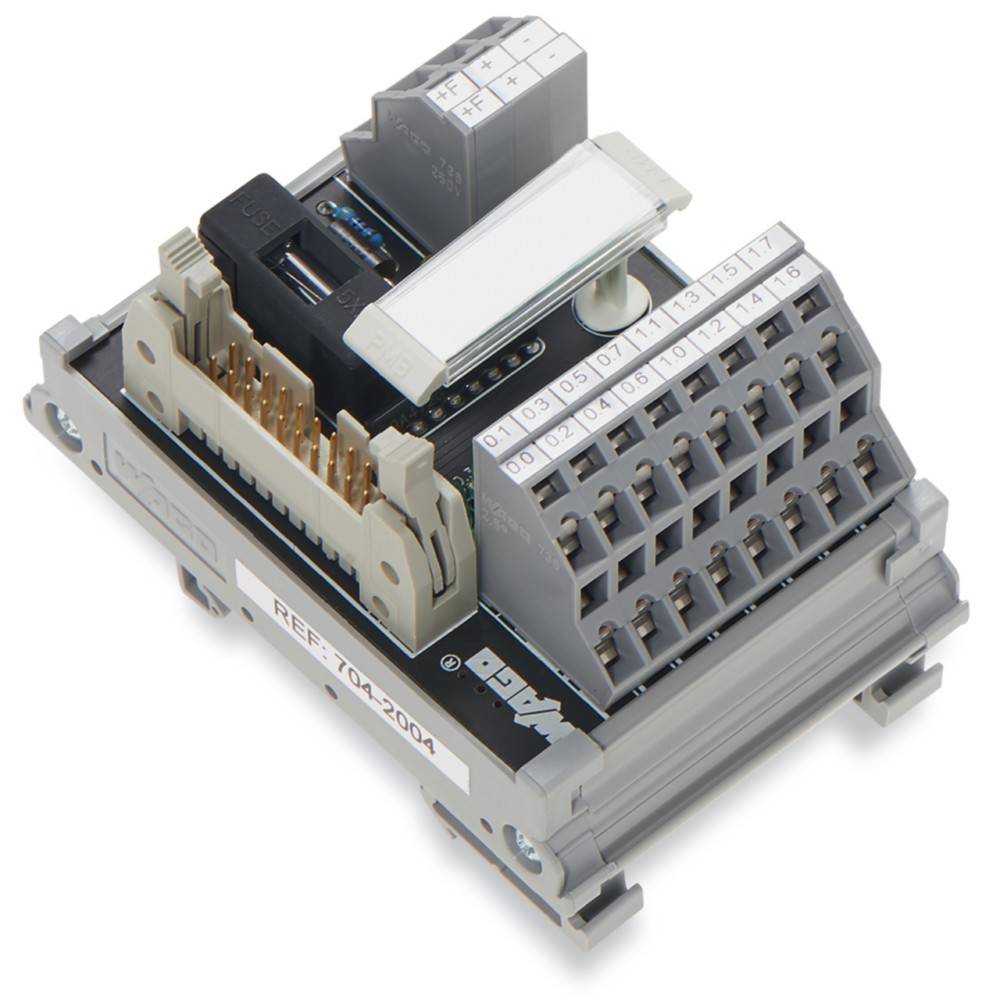 Eine Nahaufnahme eines elektronischen Klemmenblocks mit mehreren Anschlüssen und nummerierten Ports, der zur Organisation und Verteilung elektrischer Verkabelung verwendet wird.