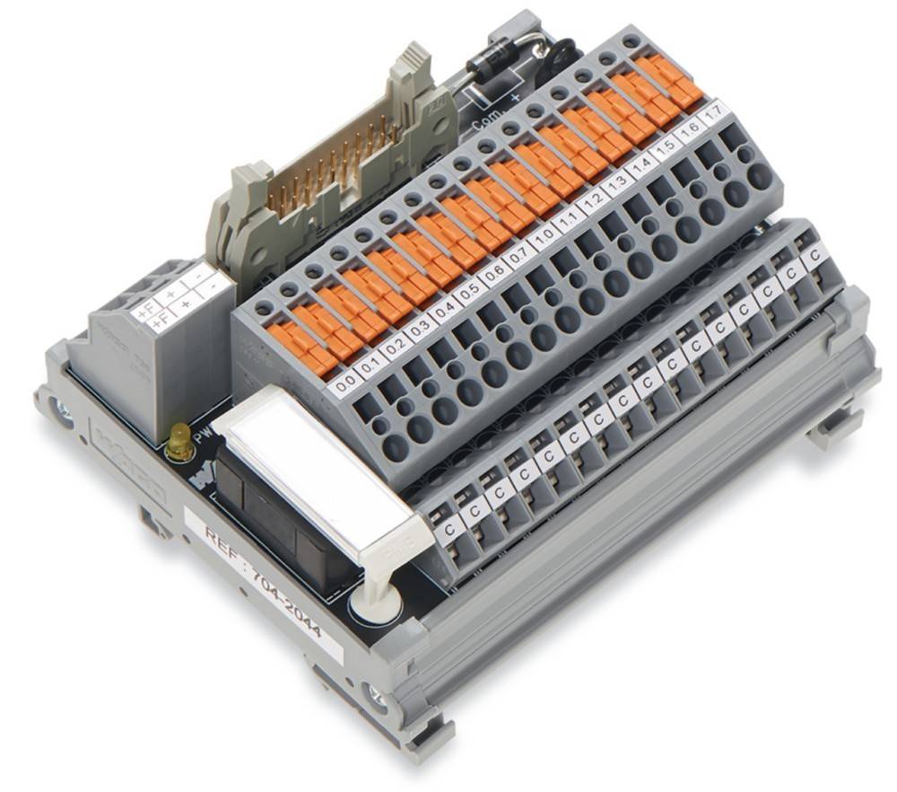 Ein Klemmenblock mit mehreren nummerierten Anschlüssen ist dargestellt, der zum sicheren und effizienten Organisieren und Verbinden von elektrischen Leitungen verwendet wird.