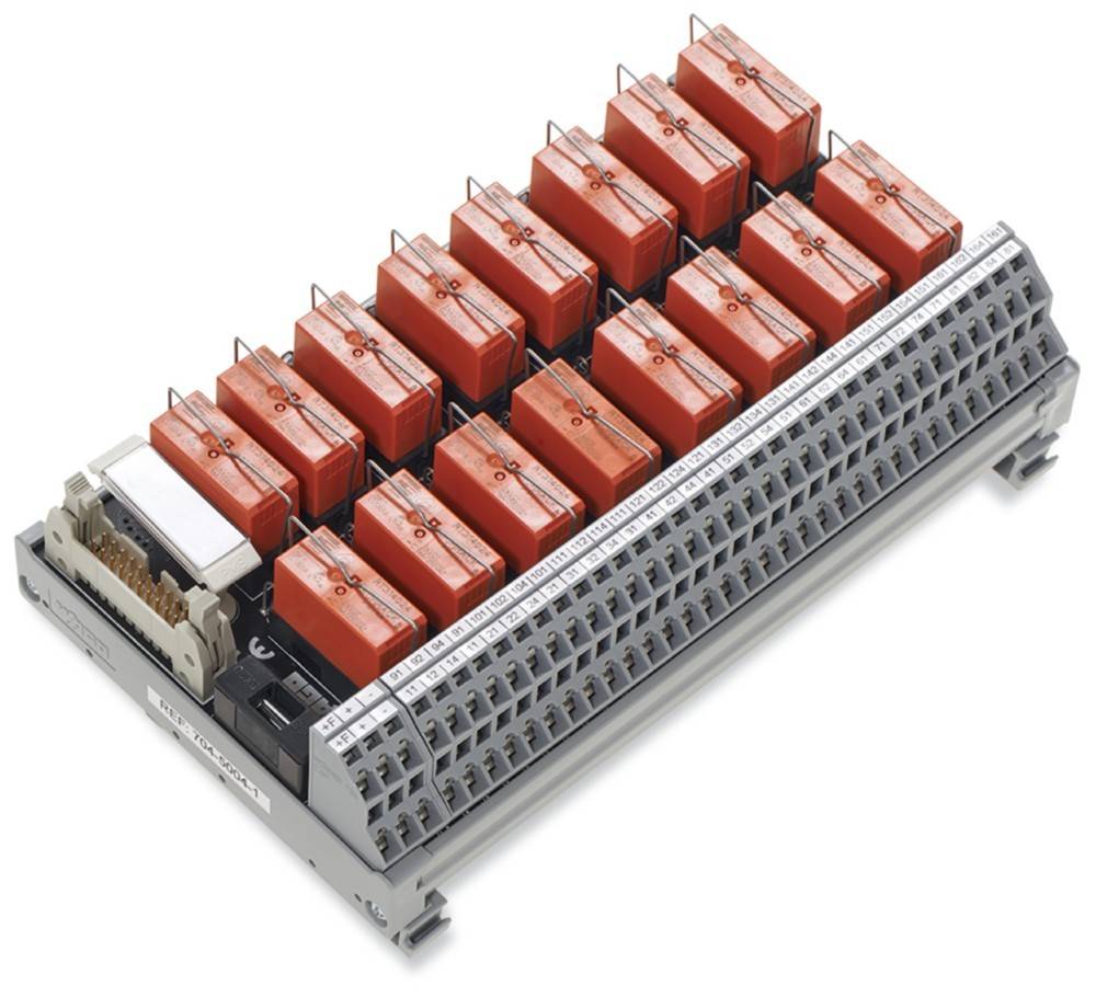 Ein Relaismodul mit mehreren roten Relais, die auf einer Leiterplatte montiert sind und für die Steuerung elektrischer Schaltkreise in industriellen Anwendungen verwendet werden.