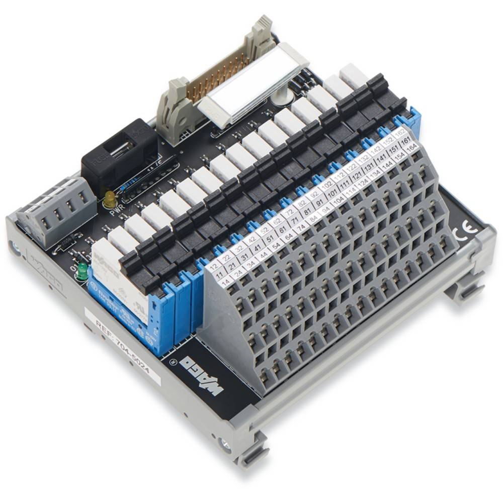 Ein elektronisches Relaismodul mit mehreren Anschlüssen, beschrifteten Klemmen und einer Leiterplatte, konzipiert für industrielle Automatisierungsanwendungen.