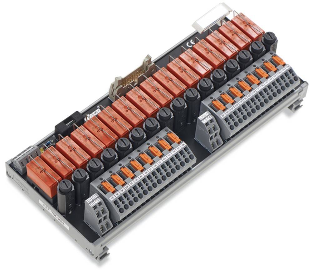 Ein modulares Klemmblockeinheit mit verschiedenen orange und grauen Anschlüssen für elektrische Verkabelung, beschriftet mit Zahlen und Symbolen.