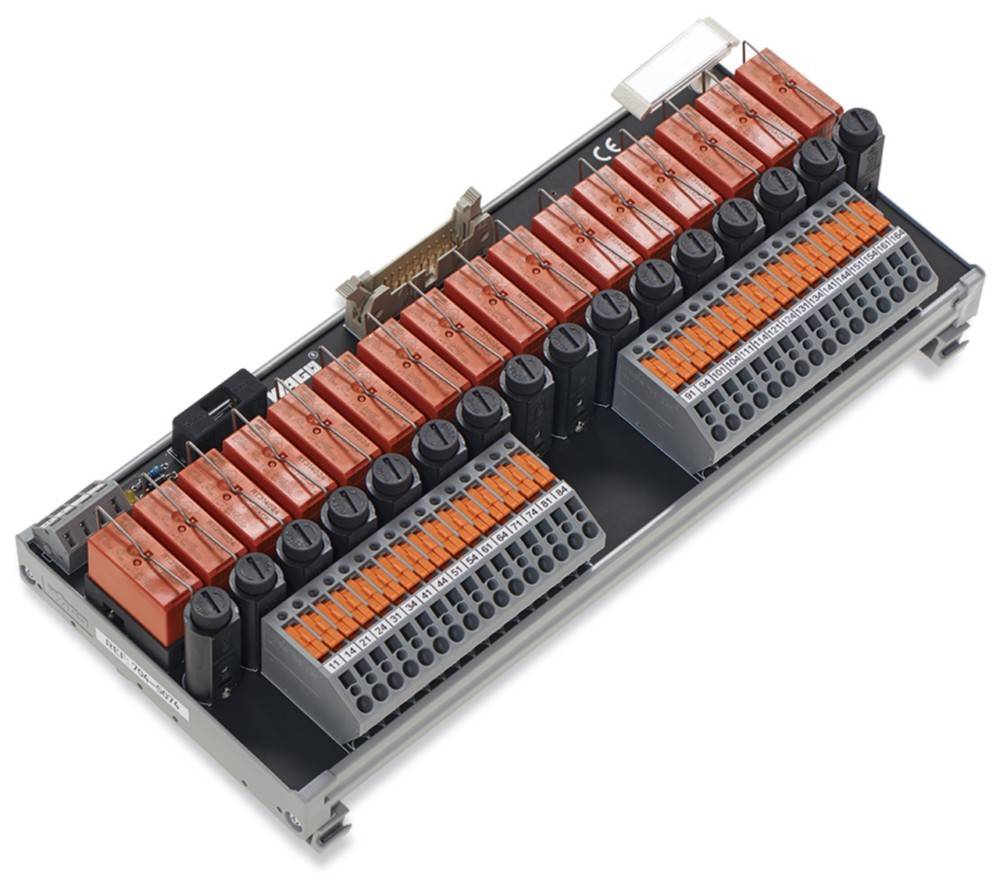 Ein elektrisches Panel mit Reihen von orangefarbenen Hebel-Anschlüssen und schwarzen Steckverbindern, verwendet für die Verkabelung und Verbindung von elektronischen Komponenten.