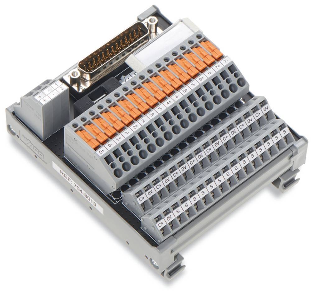 Ein Anschlussklemmblock mit mehreren orangefarbenen Anschlüssen und nummerierten Anschlüssen, der zum Organisieren und Verbinden von elektrischen Leitungen entwickelt wurde.