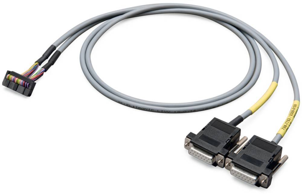 Ein grauer gewickelter RS-232 Serienkabel mit 9-poligen Steckern an beiden Enden, der häufig zur Verbindung von Computern oder Netzwerkgeräten verwendet wird.