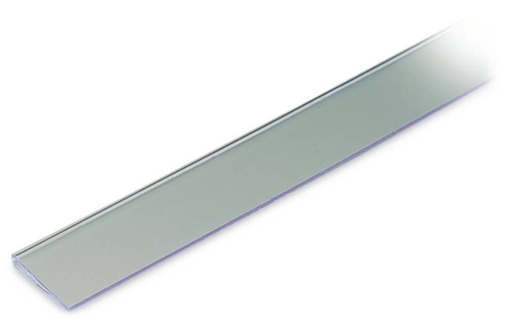 Ein glänzender, metallischer Lineal mit einer polierten Oberfläche, der in einem Winkel gezeigt wird.