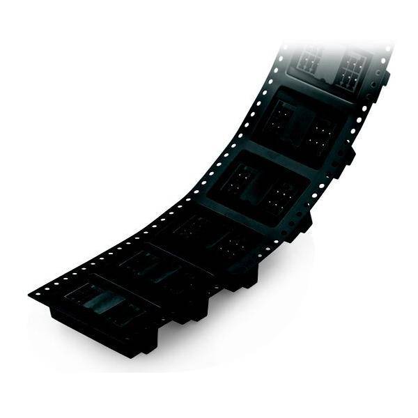 Gekrümmter Streifen aus 35-mm-Filmnegativ mit perforierten Kanten, isoliert auf weißem Hintergrund.