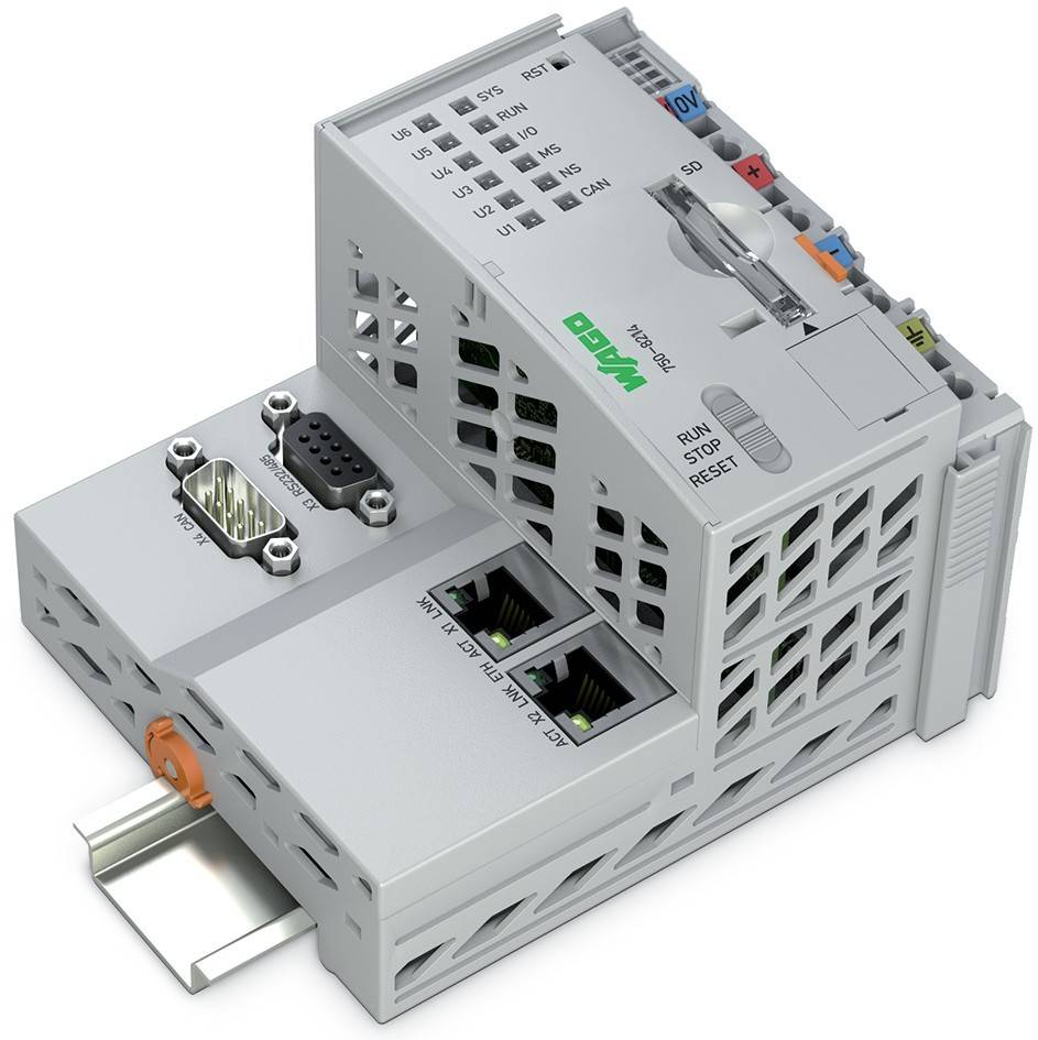 Ein kompaktes industrielles SPS-Modul mit mehreren Anschlüssen für Konnektivität, einschließlich Ethernet- und serieller Schnittstellen, montiert auf einer Hutschiene.