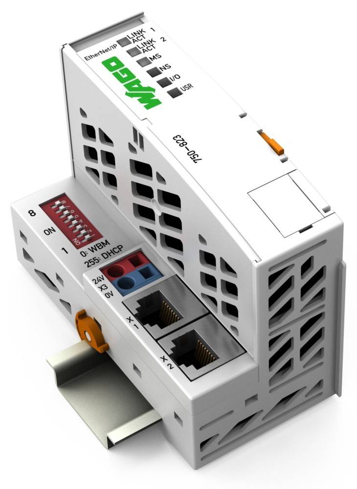Ein weißes elektronisches Gerät mit Anschlüssen für Konnektivität und beschrifteten Schaltern. Es scheint ein programmierbarer Logikcontroller (SPS) zu sein.