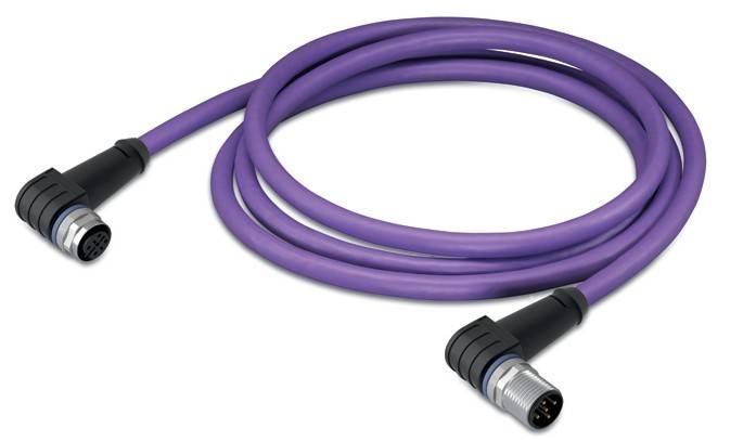 Ein gewickeltes, lila Kabel mit einem Anschluss an einem Ende, geeignet für elektronische oder industrielle Anwendungen, auf einem weißen Hintergrund abgebildet.