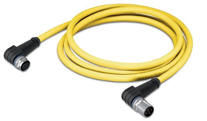 Gelbes gewickeltes Kabel mit einem schwarzen Anschluss an einem Ende, das eine Metallspitze mit mehreren Pins aufweist und für elektrische Verbindungen verwendet wird.