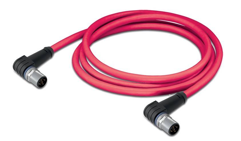 Ein roter gewendelter Elektrokabel mit einem schwarz-silbernen Anschluss, geeignet für industrielle oder elektronische Anwendungen, liegt auf einer weißen Oberfläche.