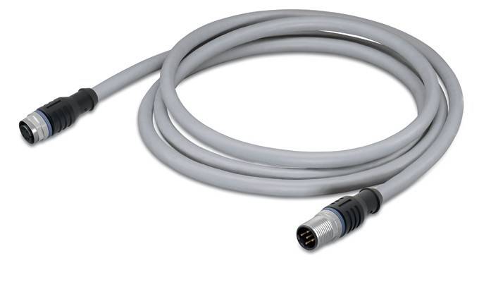 Ein aufgewickeltes graues Kabel mit einem runden Metallstecker an einem Ende, der mehrere Stifte im Inneren aufweist. Das Kabel wird für elektronische Verbindungen verwendet.