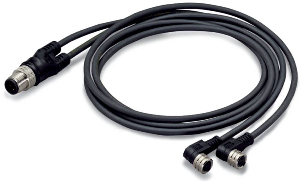 Ein schwarzes Koaxialkabel mit zwei Metallsteckern an jedem Ende, zu einer Schleife gewickelt vor einem weißen Hintergrund.