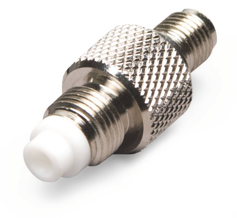 Ein metallischer Adapter mit gerillten Griffen an beiden Enden und einem weißen zentralen Isolator.
