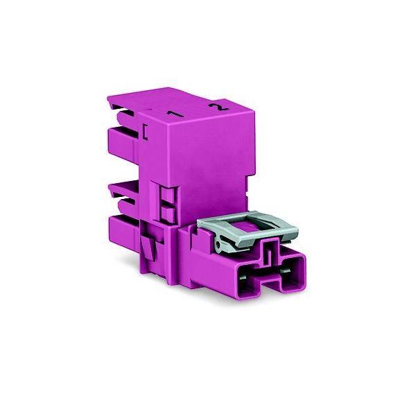 Violetter Stromstecker mit Verriegelungsclip, isoliert auf weißem Hintergrund dargestellt.