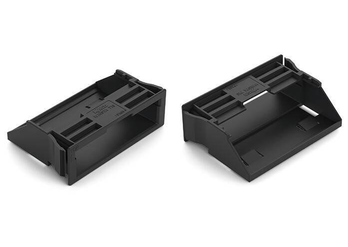 Zwei schwarze Kunststoff-Befestigungswinkel oder Adapterklemmen, die aus verschiedenen Winkeln auf weißem Hintergrund gezeigt werden.
