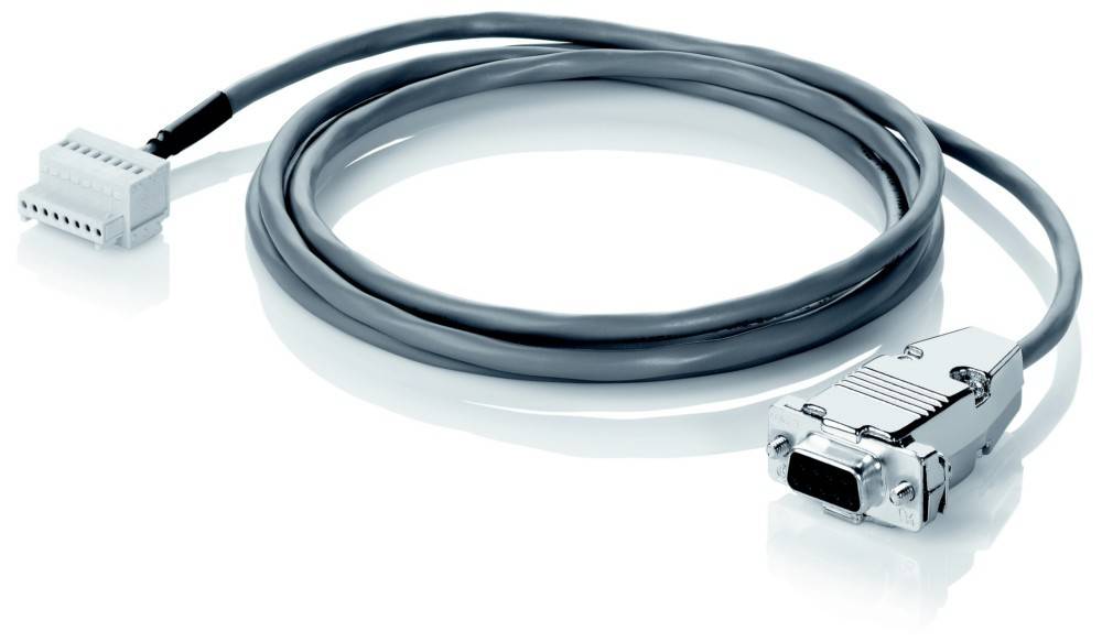 Aufgerolltes graues Kabel mit einem weißen Multi-Pin-Stecker an einem Ende und einem Metall-D-Sub-Stecker am anderen Ende, gezeigt auf weißem Hintergrund.