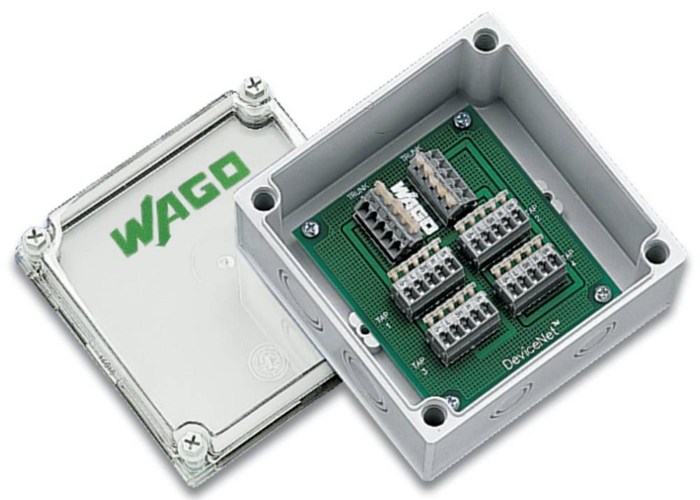 Eine offene elektronische Anschlussdose mit mehreren Kabelverbindern auf einer grünen Leiterplatte. Der Deckel, mit der Aufschrift 