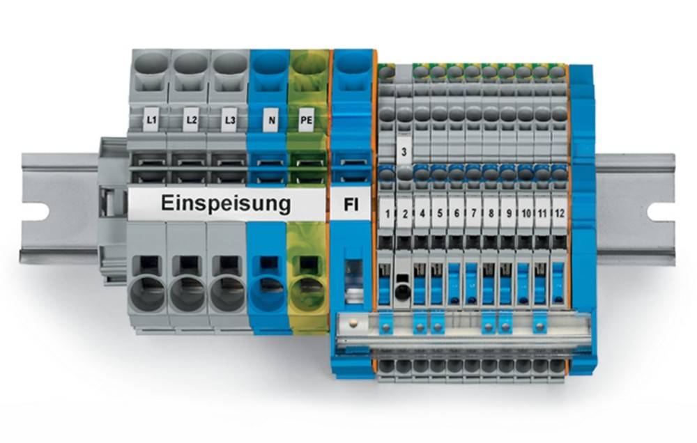 Ein elektrischer Verteilungsblock mit beschrifteten Anschlüssen 'L1', 'L2', 'L3', 'N', 'PE' und nummerierten Ausgängen. Verwendet zur Stromkreisverwaltung.