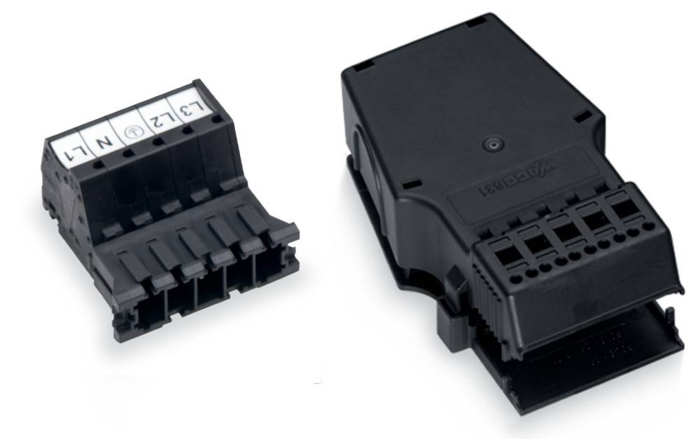 Nahaufnahme eines schwarzen elektrischen Anschlusses mit fünf Anschlüssen, die oben mit 1, 2 und 3 beschriftet sind, wobei seine Struktur und Funktion hervorgehoben werden.