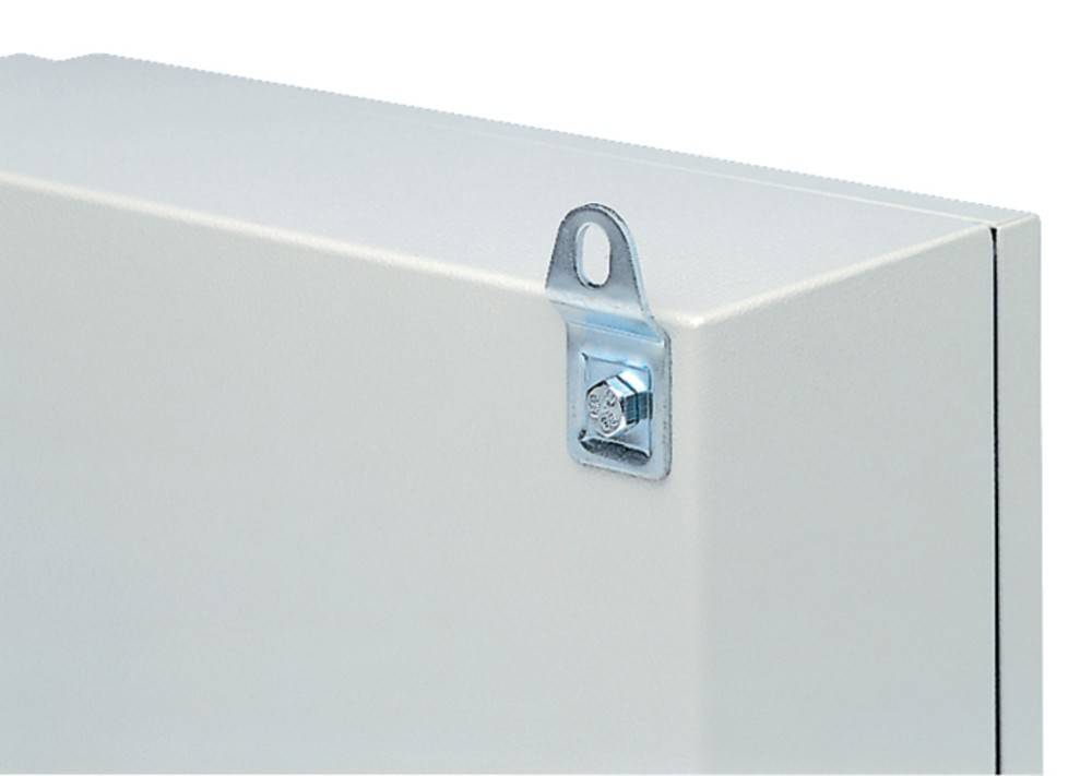 Eine Nahaufnahme einer weißen Metallboxecke mit einem montierten silbernen Metallbefestigungsbügel, der ein Loch zur sicheren Befestigung aufweist.
