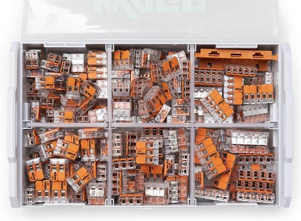 Aufbewahrungsbox mit verschiedenen Größen und Typen von orange- und transparenten Kunststoffverbindern, die ordentlich in Fächern sortiert sind.