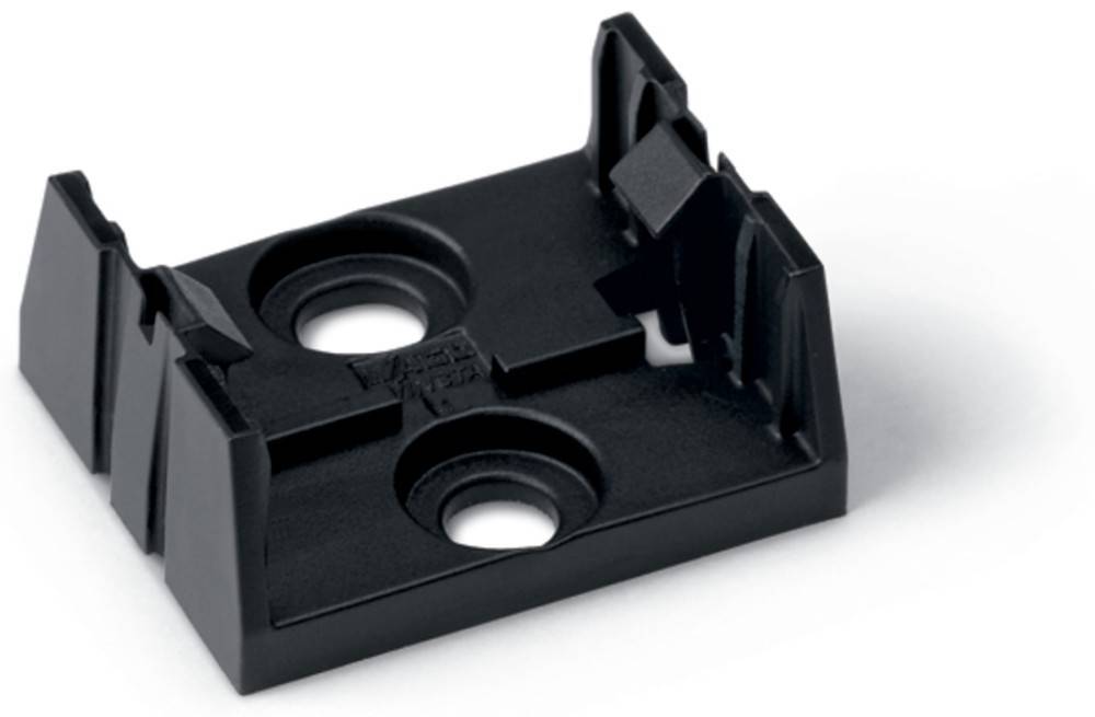Eine kleine schwarze Kunststoff-Montageklammer mit zwei kreisrunden Löchern und kantig gerippten Kanten, die zum Befestigen oder Ausrichten von Komponenten verwendet wird.