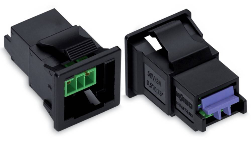 Ein schwarzes modulares Steckgehäuse und Verbindungsstück, beschriftet mit '5V/3A' und '0,5' mit grünen Anschlüssen, verwendet für elektrische Verbindungen.