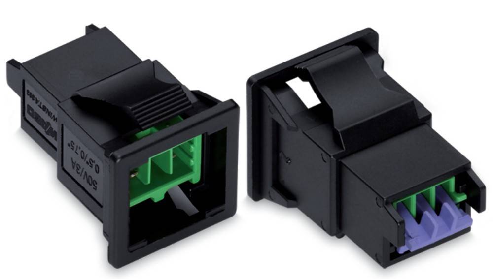 Eine schwarze RJ45-Keystonebuchse mit grünem Innenleben, verwendet für Netzwerkkabelanschlüsse, von zwei Winkeln auf einem weißen Hintergrund dargestellt.