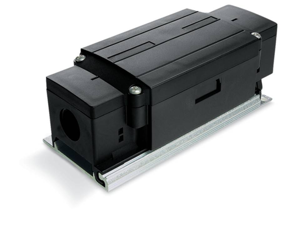Ein schwarzes rechteckiges Gerät mit metallischen Akzenten, möglicherweise eine elektrische Komponente oder ein Gehäuse, das auf einer Metallschiene montiert ist.