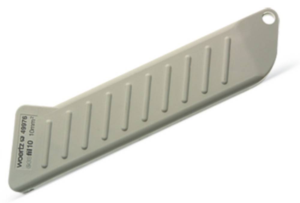 Ein beiger Kunststoffstreifen mit diagonalen Rillen, höchstwahrscheinlich eine Antirutscheinlage für Stufen oder Bodenbeläge, entwickelt zur Verhinderung von Ausrutschen.