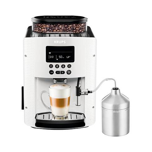 Weiße KRUPS-Espressomaschine mit Bohnenbehälter, digitalen Bedienelemente und Milchaufschäumer, die Kaffee in eine Glastasse dispensiert, mit einem Edelstahl-Milchbehälter daneben.
