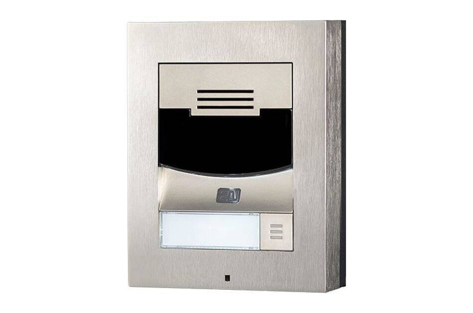 Wandmontierte metallische Gegensprechanlage mit Lautsprecher, Kamera und Taste zur Kommunikation.