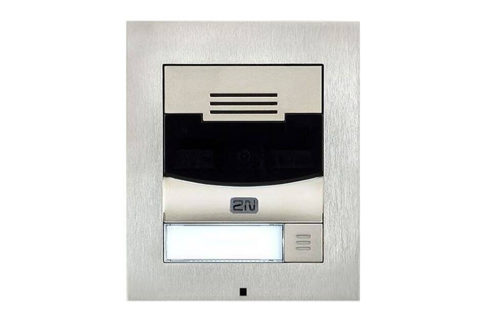 Ein beiges Sprechanlagegebäude mit Lautsprecher, Kamera und einem Knopf, das auf einer metallischen Wandplatte installiert ist.