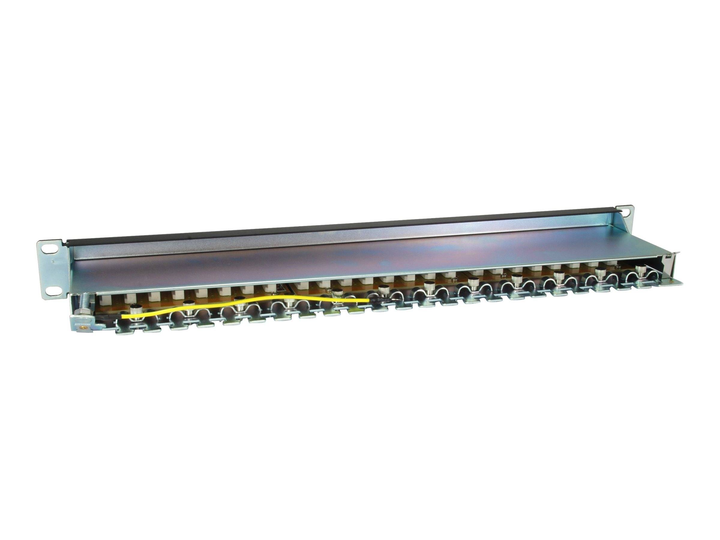 Rack-mount Server-Netzwerk-Switch mit einer Reihe von Ethernet-Anschlüssen auf weißem Hintergrund