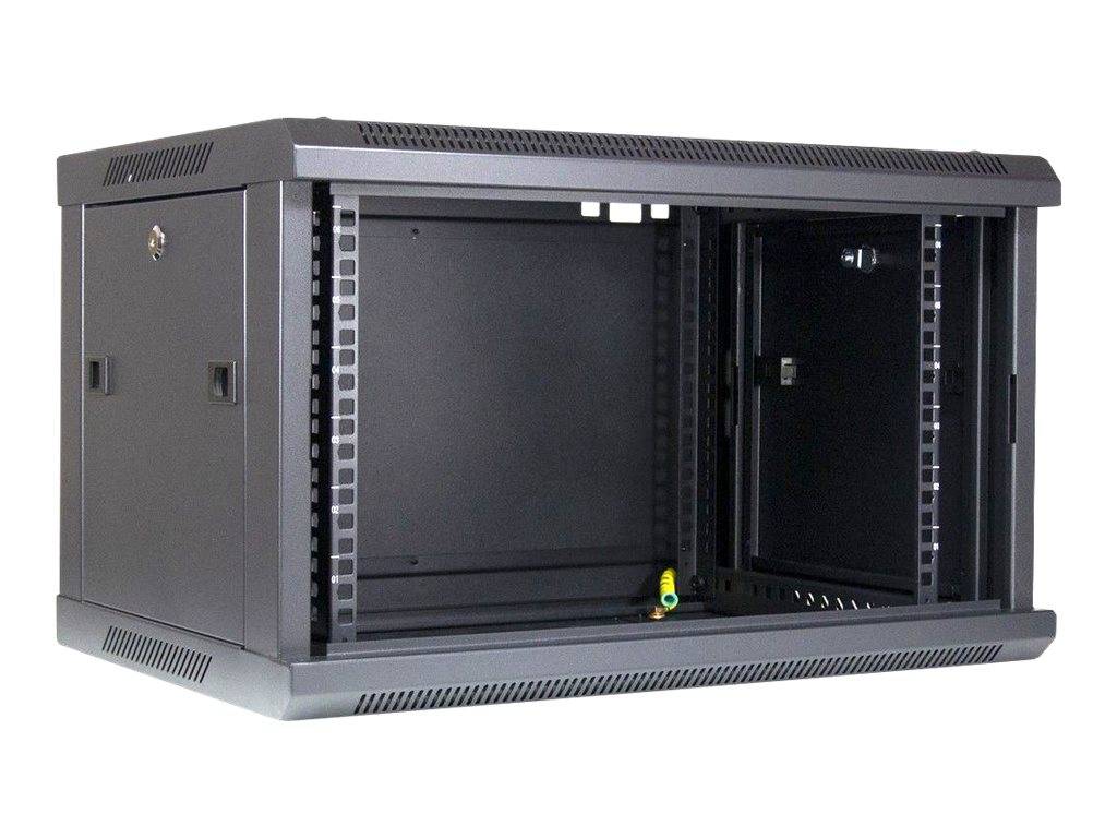 Schwarzer an der Wand montierter Netzwerk-Ausrüstungsschrank mit offener Fronttür, zeigt leere innere Rack-Schienen und Belüftungsschlitze.
