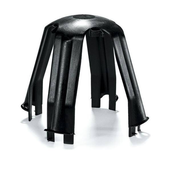 Ein schwarzer Gartengerätehalter aus Kunststoff mit einer gebogenen, mehrbeinigen Konstruktion, der darauf ausgelegt ist, verschiedene Gartengeräte sicher und fest zu halten.