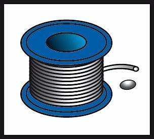 Eine Drahtrolle mit herausragendem Ende, vor einem weißen Hintergrund.