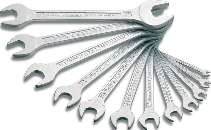 Ein Satz offener Schraubenschlüssel, in einem aufgefächerten Muster angeordnet, die verschiedene Größen zeigen, mit sichtbarer 'HAZET' Markierung auf jedem Schlüssel.