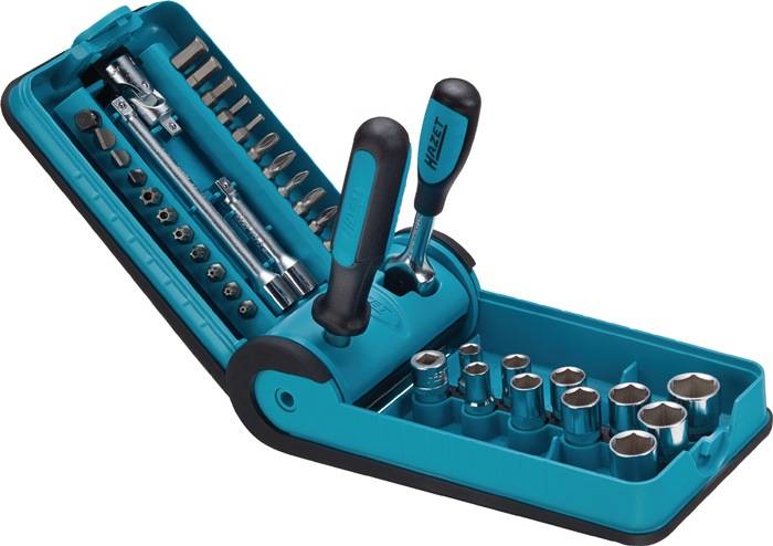 Ein Werkzeugkoffer mit verschiedenen Steckschlüsseln, Schrauberaufsätzen und Griffen, die in einem blauen Koffer mit Organizer-Fächern angeordnet sind.