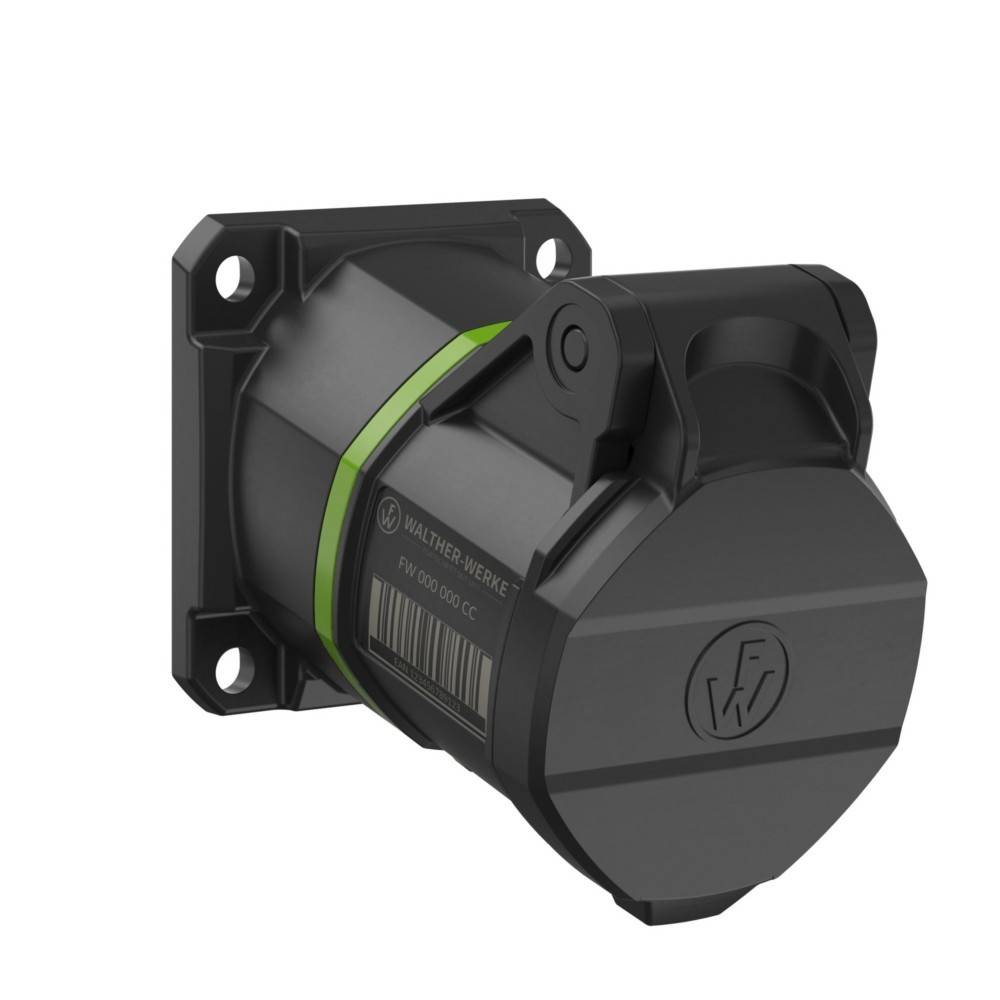 Ein elektrischer Stecker mit quadratischer Basis, schwarzem Gehäuse und einem grünen Streifen, auf dessen Seite Markierung und Modellnummer angebracht sind.