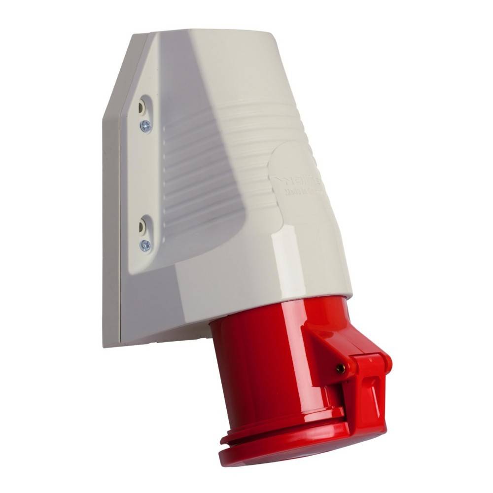 Eine rote und weiße industrielle Elektrosteckdose, die für den Einsatz unter harten Bedingungen an einer Wand montiert ist.