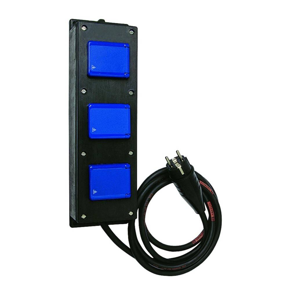 Eine schwarze rechteckige Stromverteilungsbox mit drei blauen Schutzdeckeln ist an einem aufgewickelten schwarzen Kabel mit Stecker befestigt.