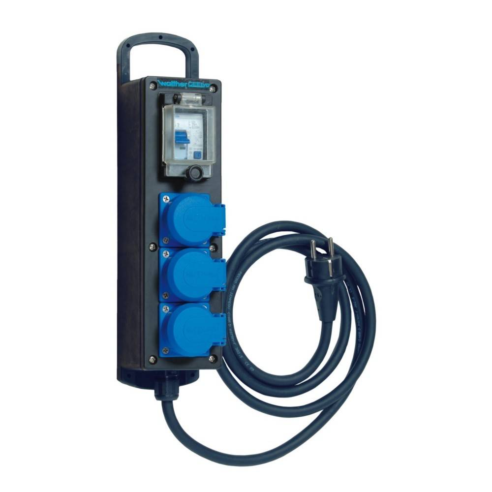 Eine mobile Steckdosenleiste mit drei blauen Steckdosen, einem Schutzschalter und einem angeschlossenen schwarzen Netzkabel mit Stecker.